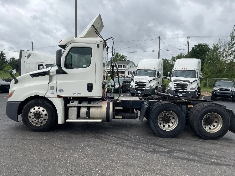2019 Freightliner Cascadia - image 4