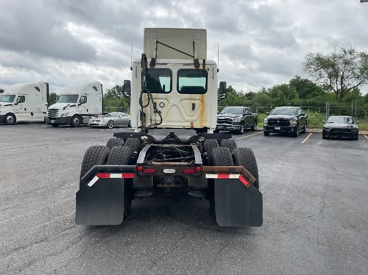 2019 Freightliner Cascadia - image 6