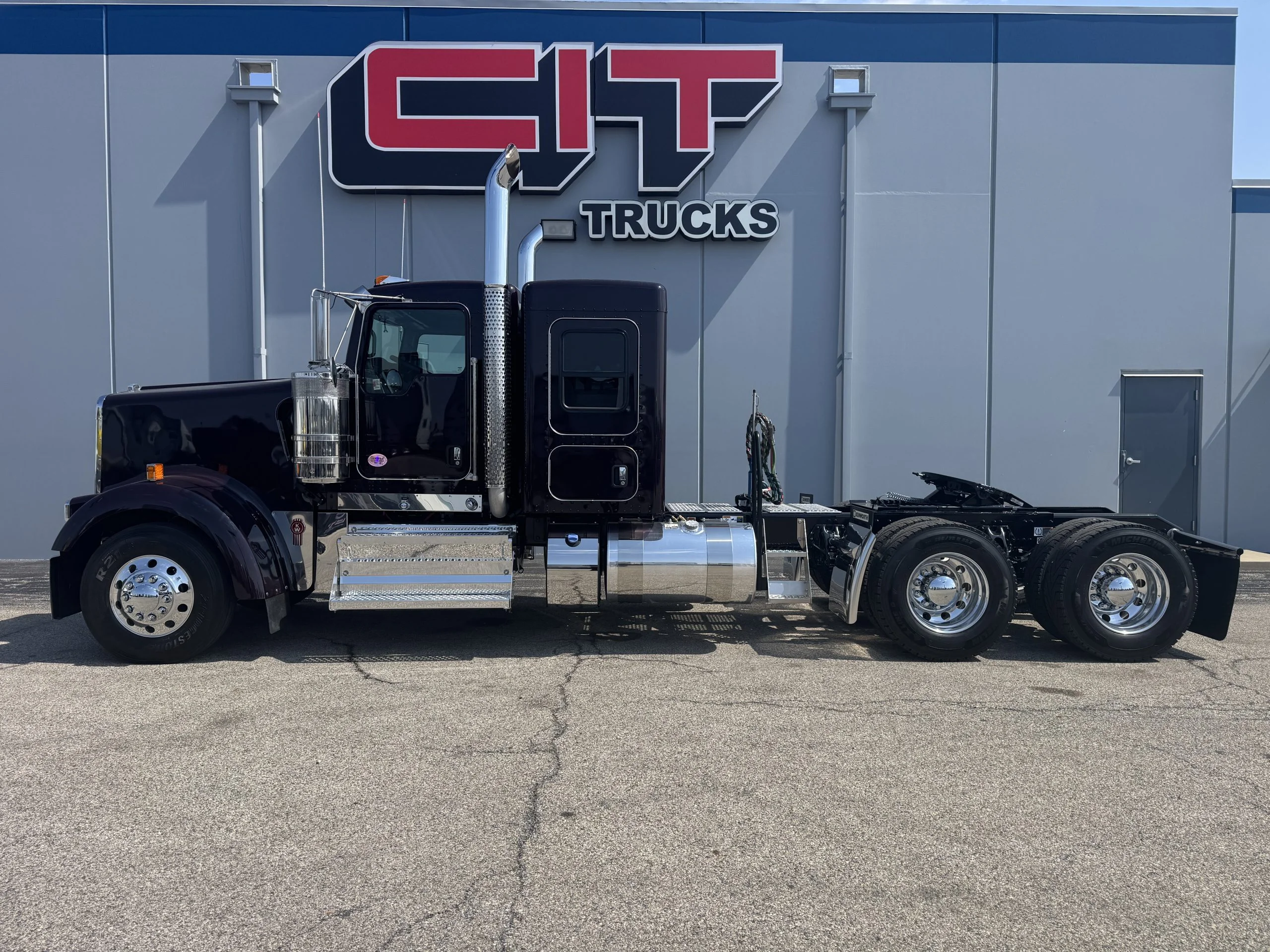 2027 Kenworth W900 in Champaign, IL — photo 6