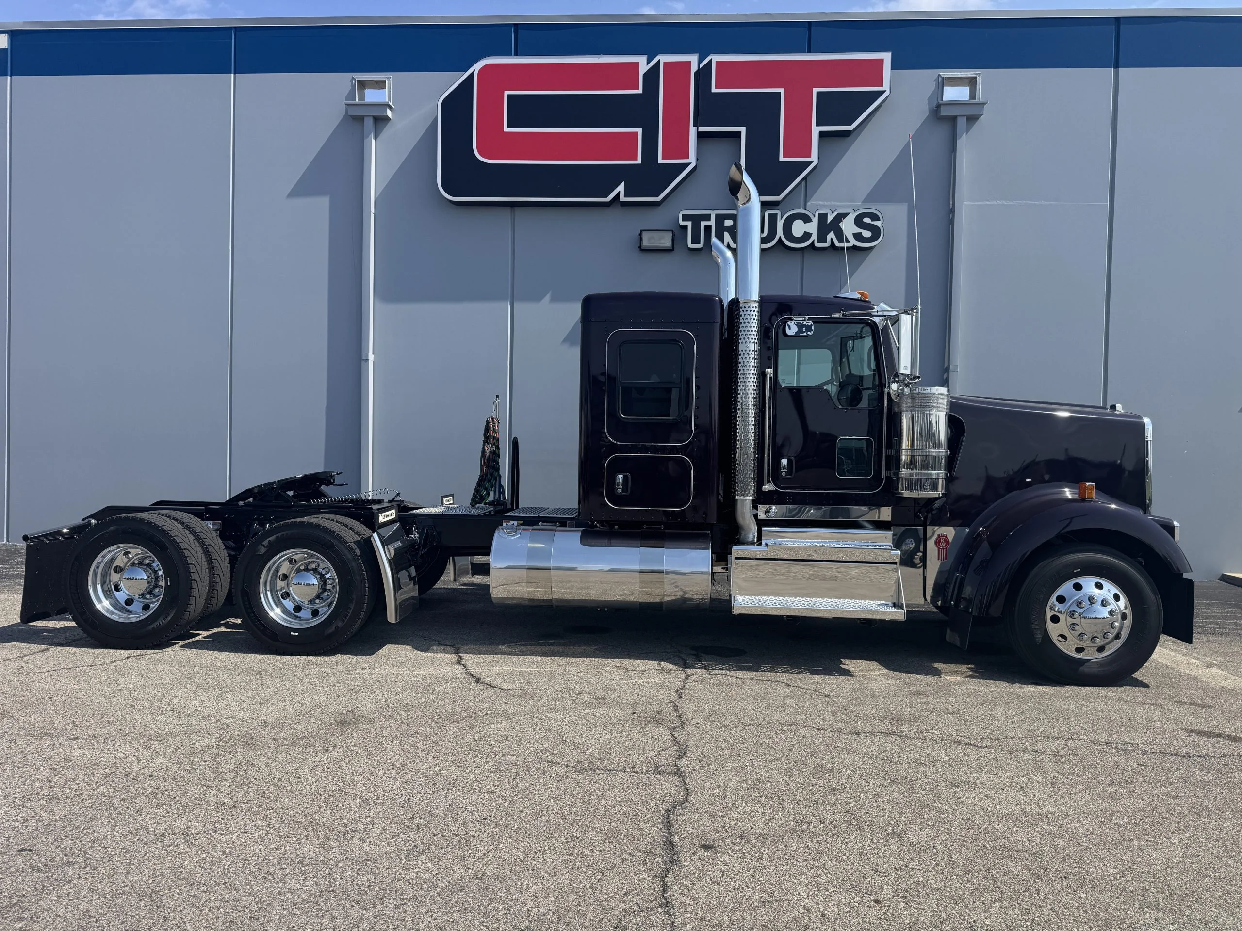 2027 Kenworth W900 in Champaign, IL — photo 4