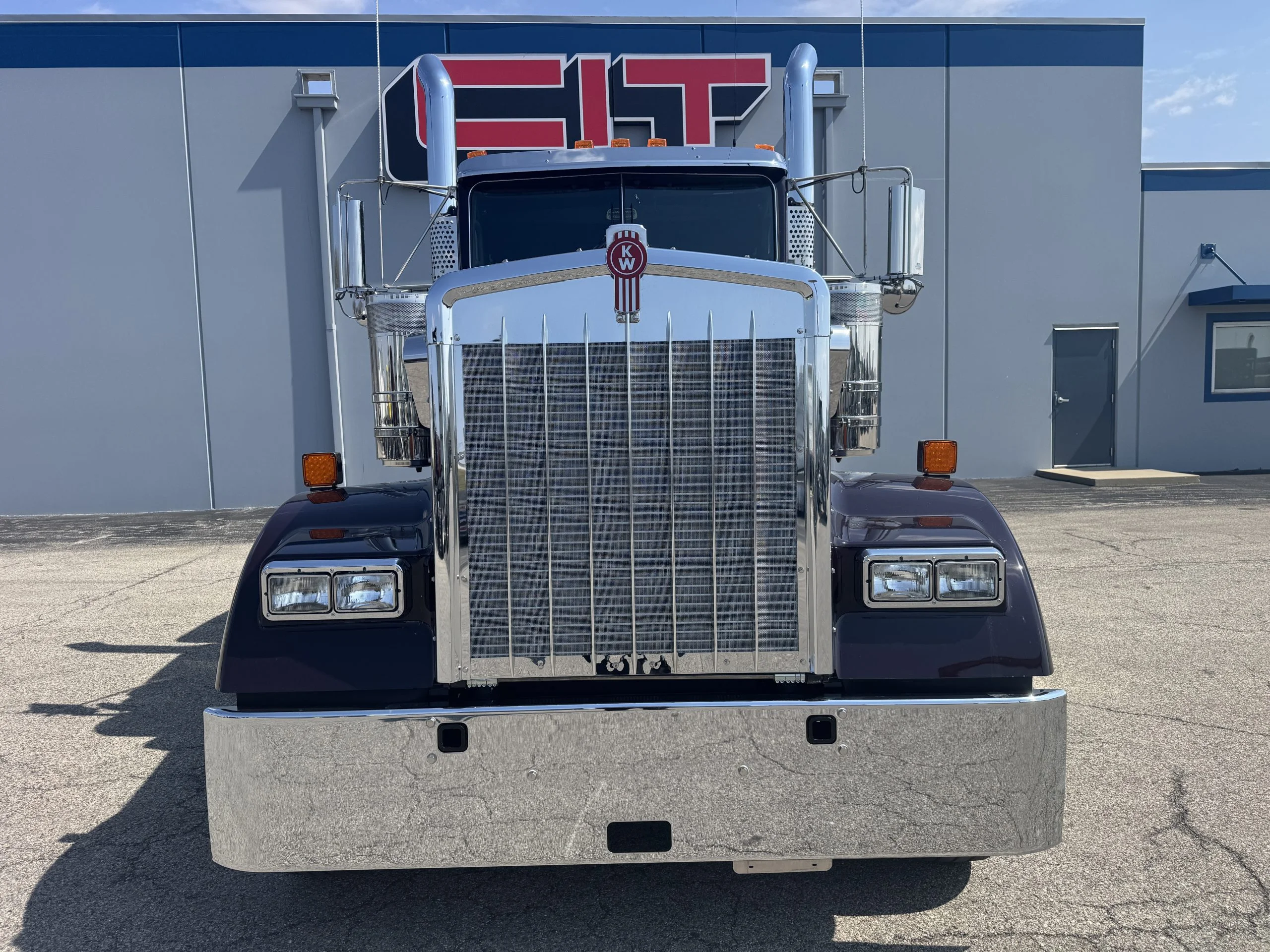 2027 Kenworth W900 in Champaign, IL — photo 2