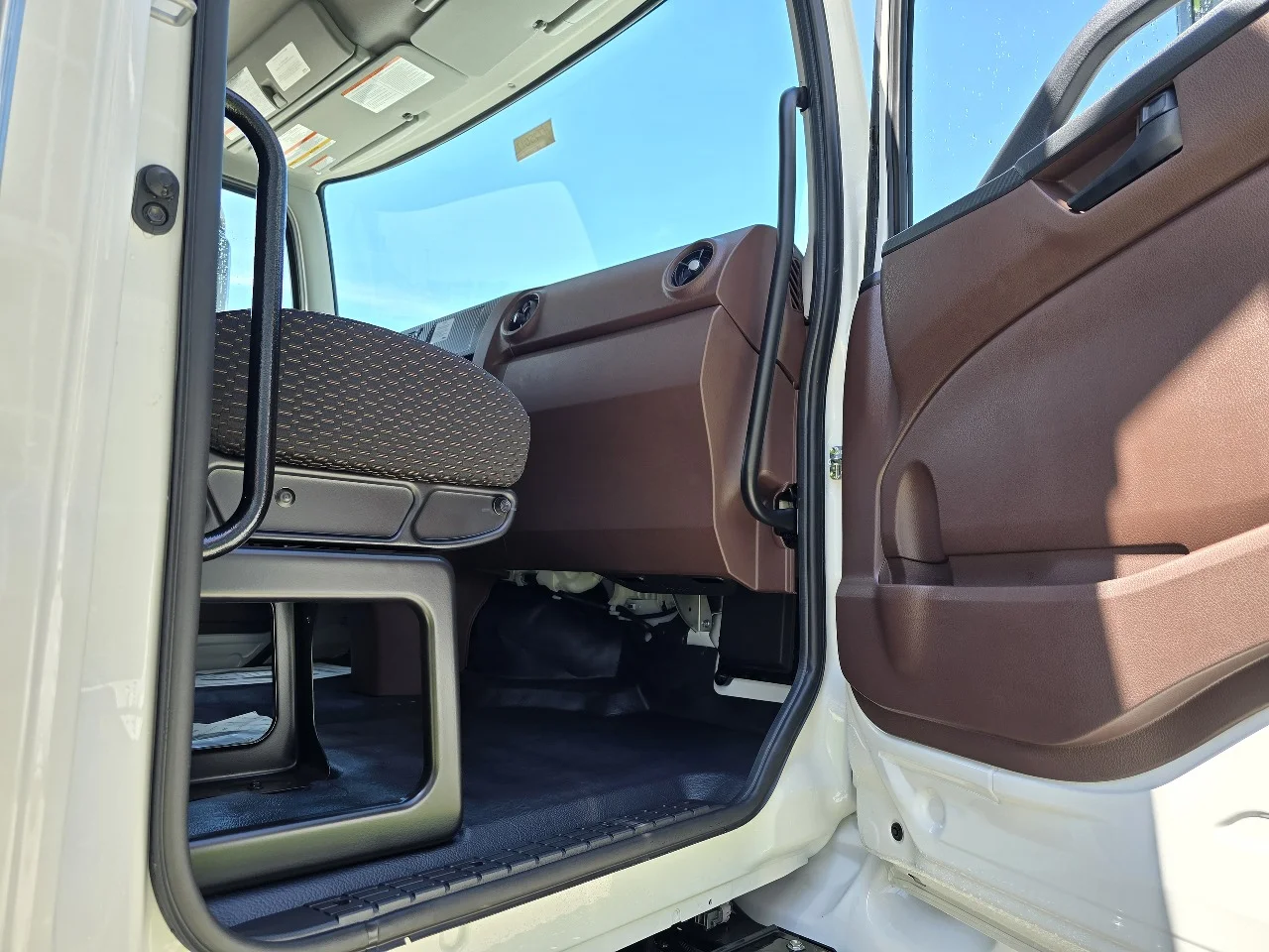 2025 Hino in Pendleton, IN — photo 8
