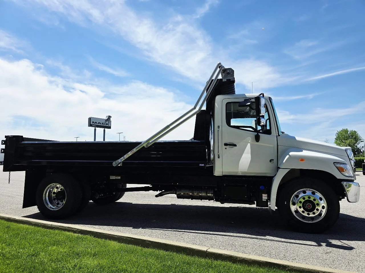 2025 Hino in Pendleton, IN — photo 3