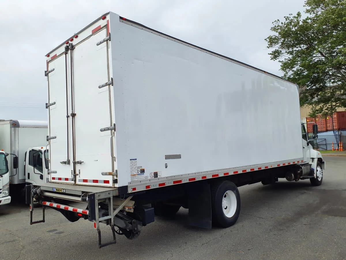 2018 Hino 338 - image 4