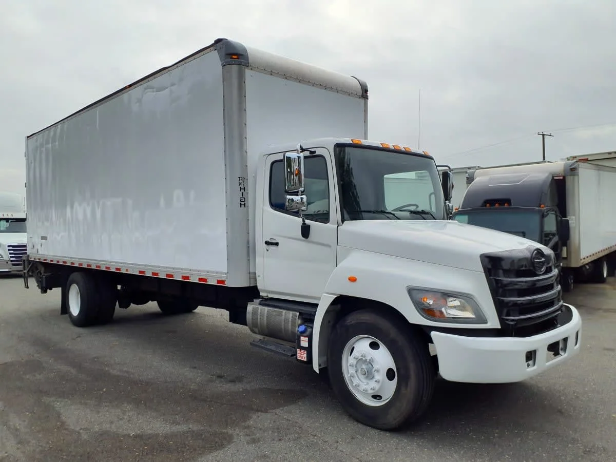 2018 Hino 338 - image 3