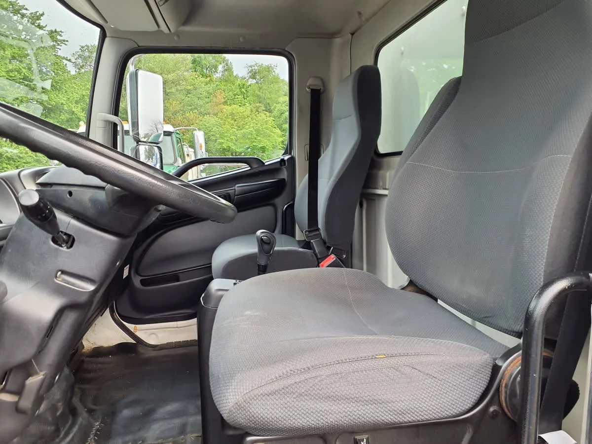 2018 Hino 338 - image 11