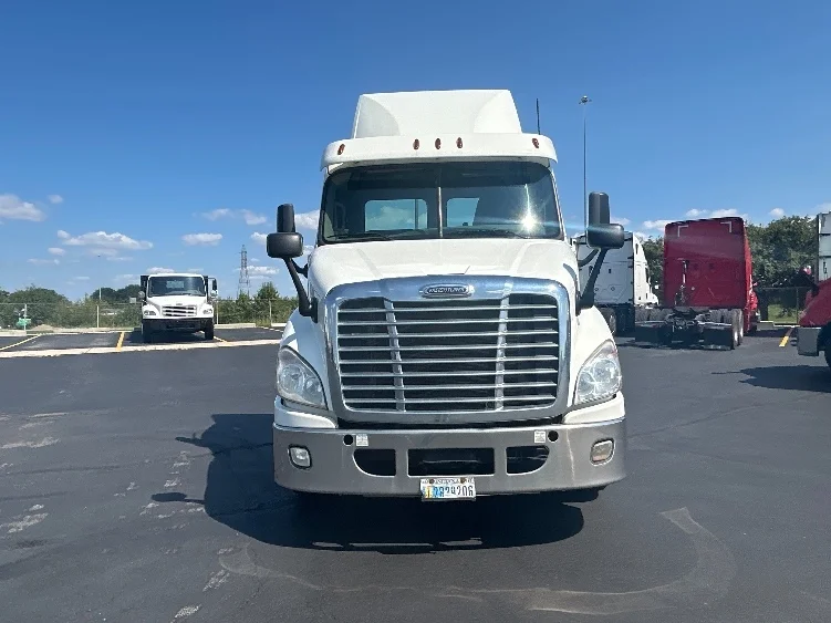 2020 Freightliner Cascadia in Columbus, OH — photo 2