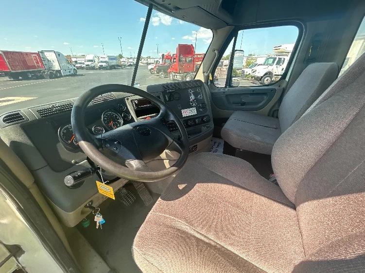 2020 Freightliner Cascadia in Columbus, OH — photo 10