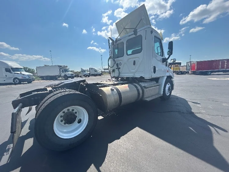 2020 Freightliner Cascadia in Columbus, OH — photo 7