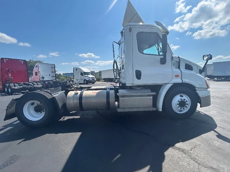 2020 Freightliner Cascadia in Columbus, OH — photo 8