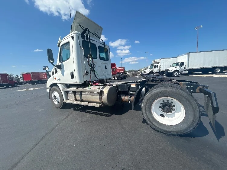 2020 Freightliner Cascadia in Columbus, OH — photo 5