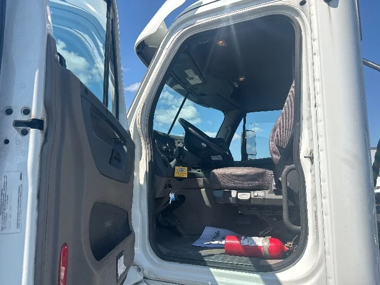 2020 Freightliner Cascadia in Columbus, OH — photo 9