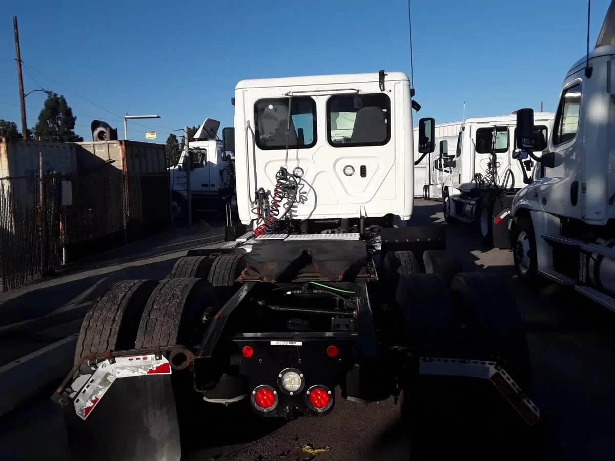 2019 Freightliner Cascadia - image 5