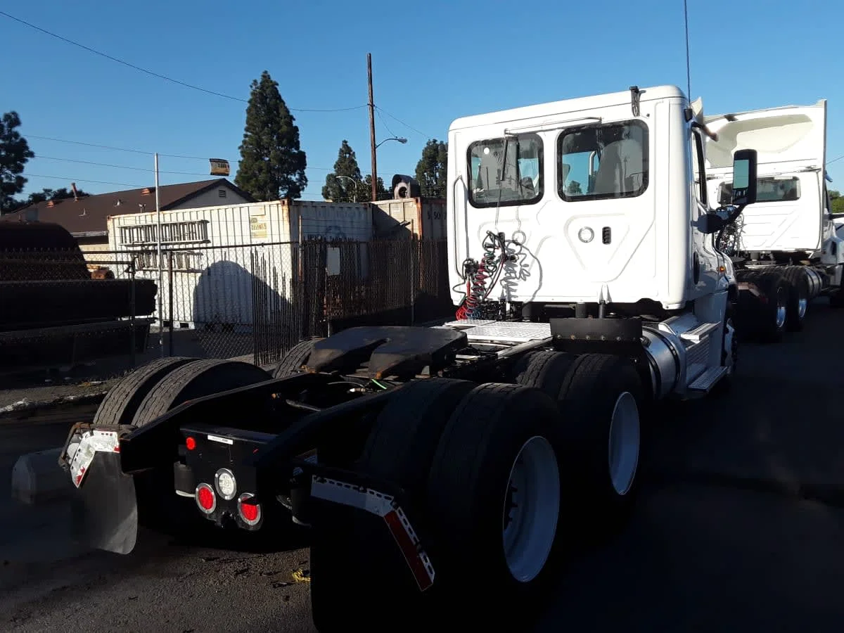 2019 Freightliner Cascadia - image 4