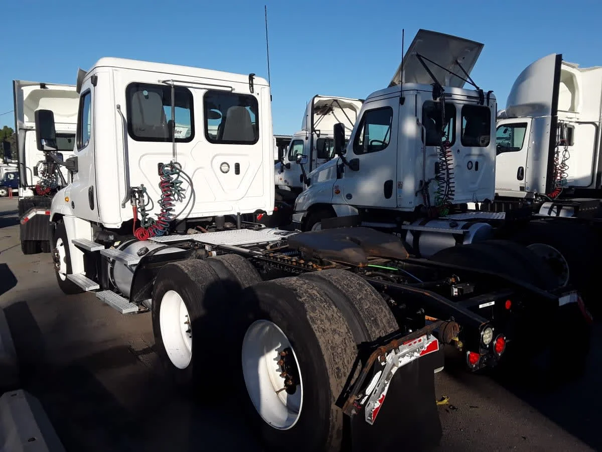 2019 Freightliner Cascadia - image 6