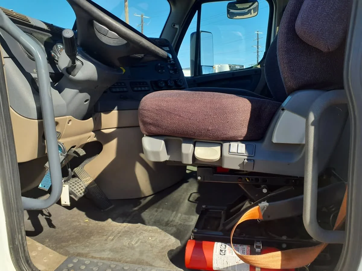 2019 Freightliner Cascadia - image 10