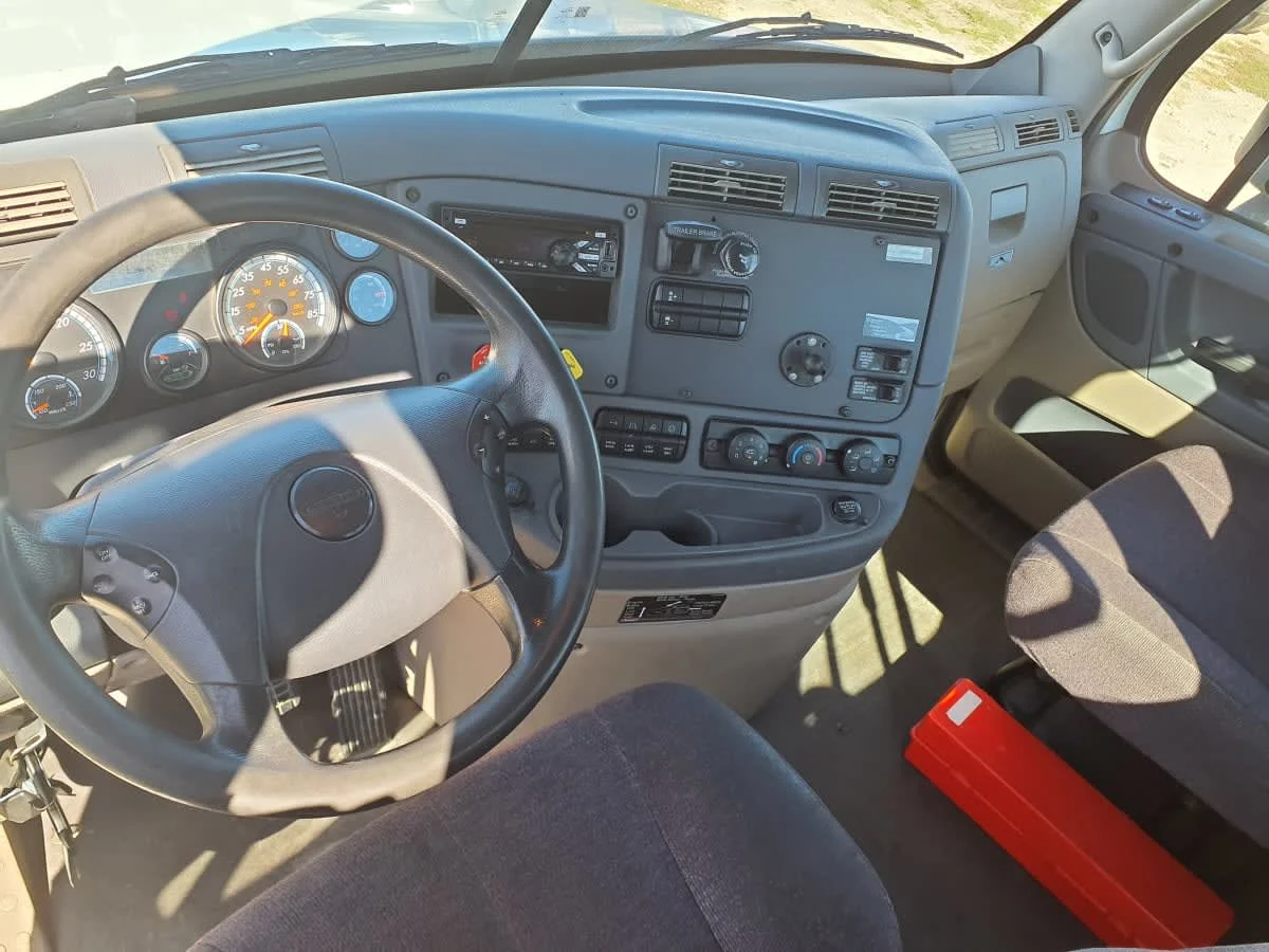 2019 Freightliner Cascadia - image 7