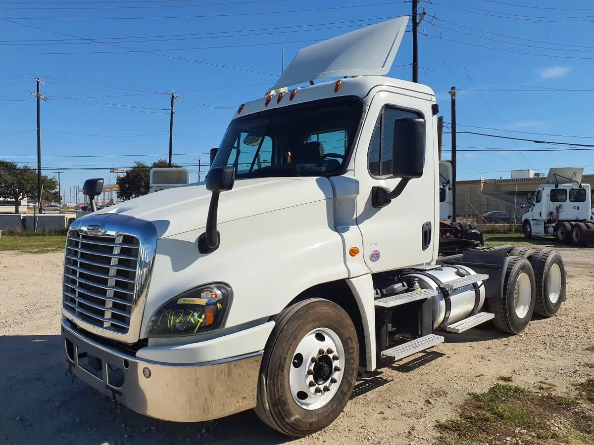2019 Freightliner Cascadia - image 3