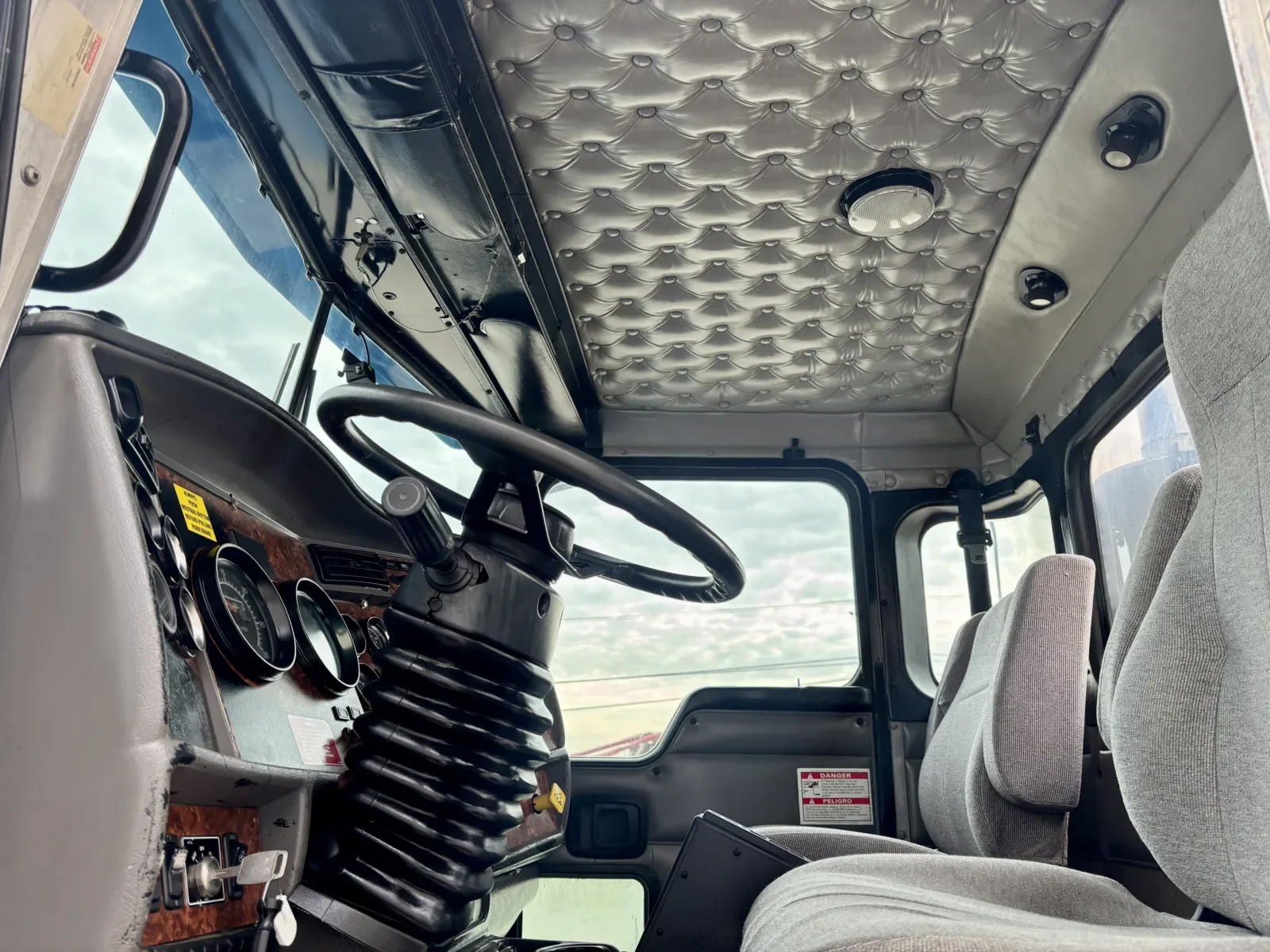 2005 Kenworth T800 - image 14