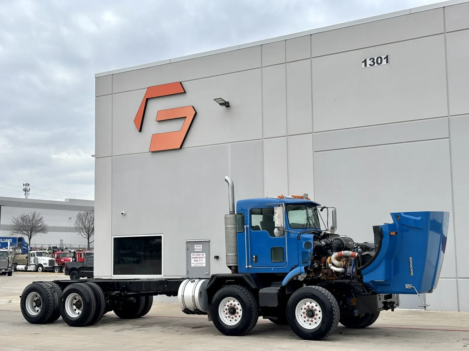 2005 Kenworth T800 - image 9