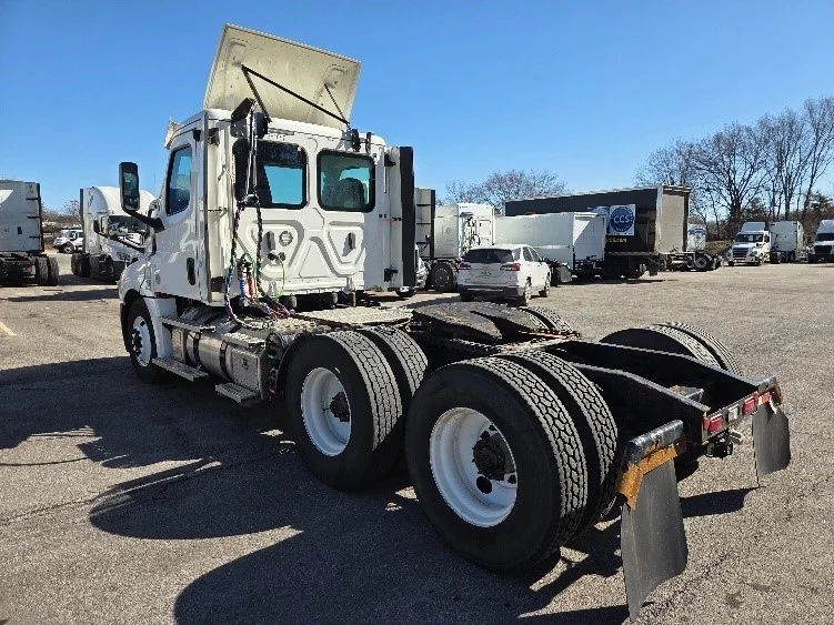 2020 Freightliner Cascadia in Kansas City, MO — photo 5