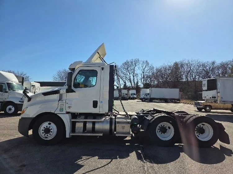 2020 Freightliner Cascadia in Kansas City, MO — photo 4