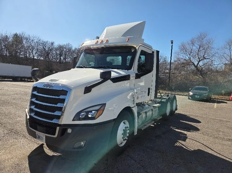 2020 Freightliner Cascadia in Kansas City, MO — photo 3