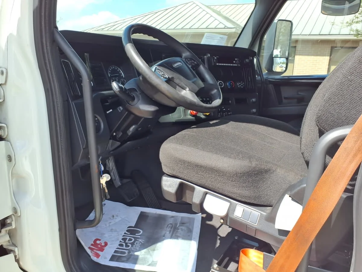 2023 Freightliner Cascadia in Houston, TX — photo 7