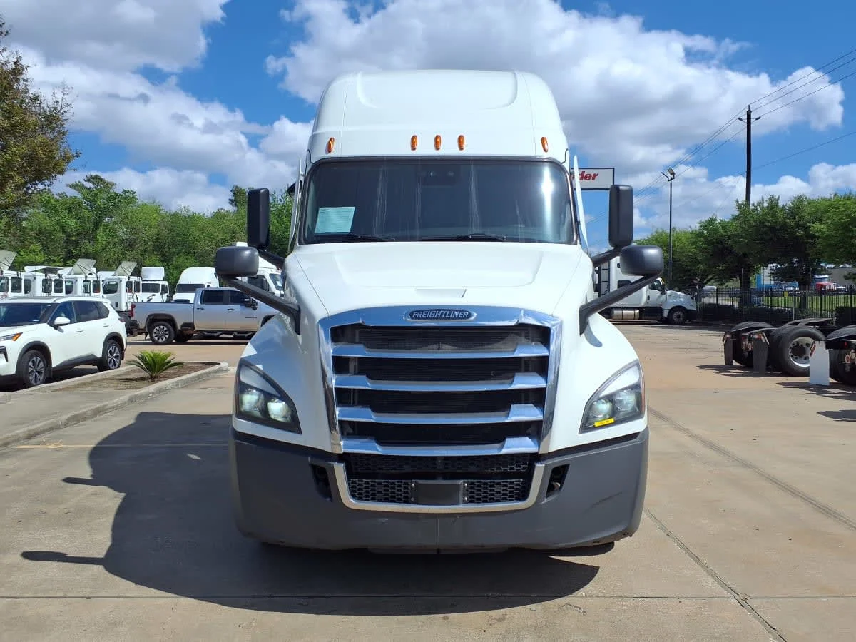 2023 Freightliner Cascadia - image 2
