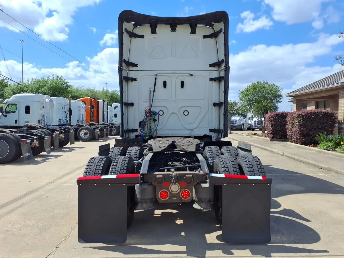 2023 Freightliner Cascadia in Houston, TX — photo 5