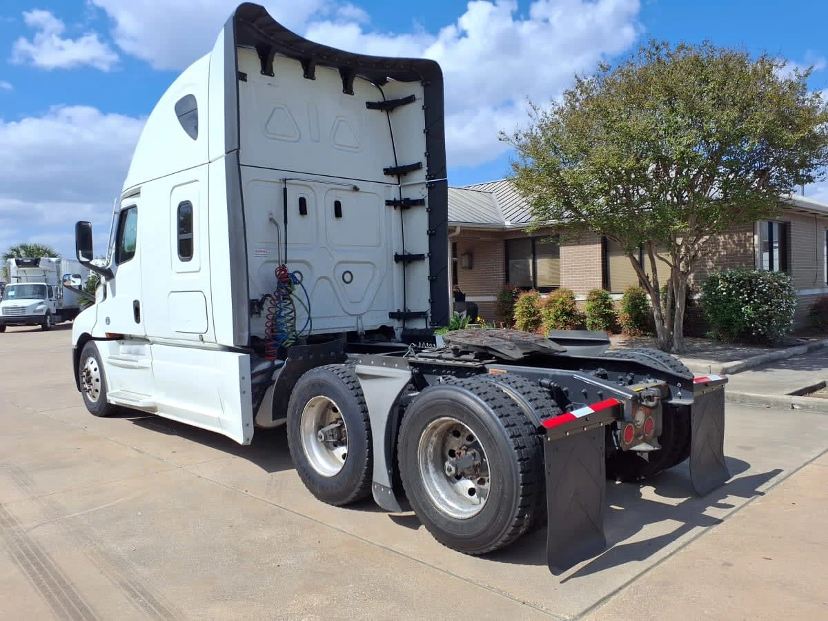 2023 Freightliner Cascadia in Houston, TX — photo 6