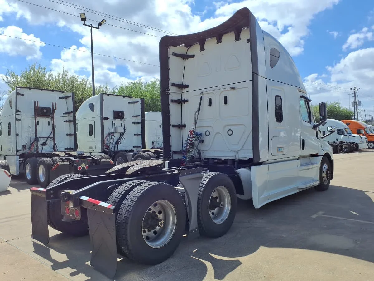 2023 Freightliner Cascadia in Houston, TX — photo 4