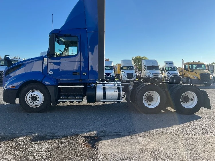 2019 Volvo VNL 300 - image 4