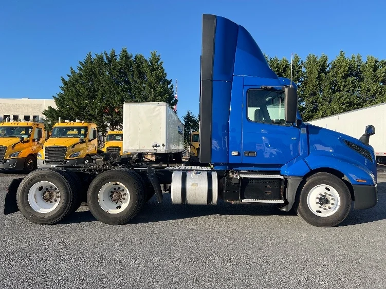 2019 Volvo VNL 300 - image 8
