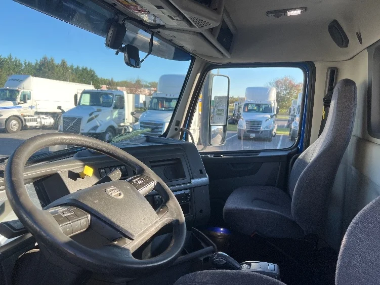 2019 Volvo VNL 300 - image 10