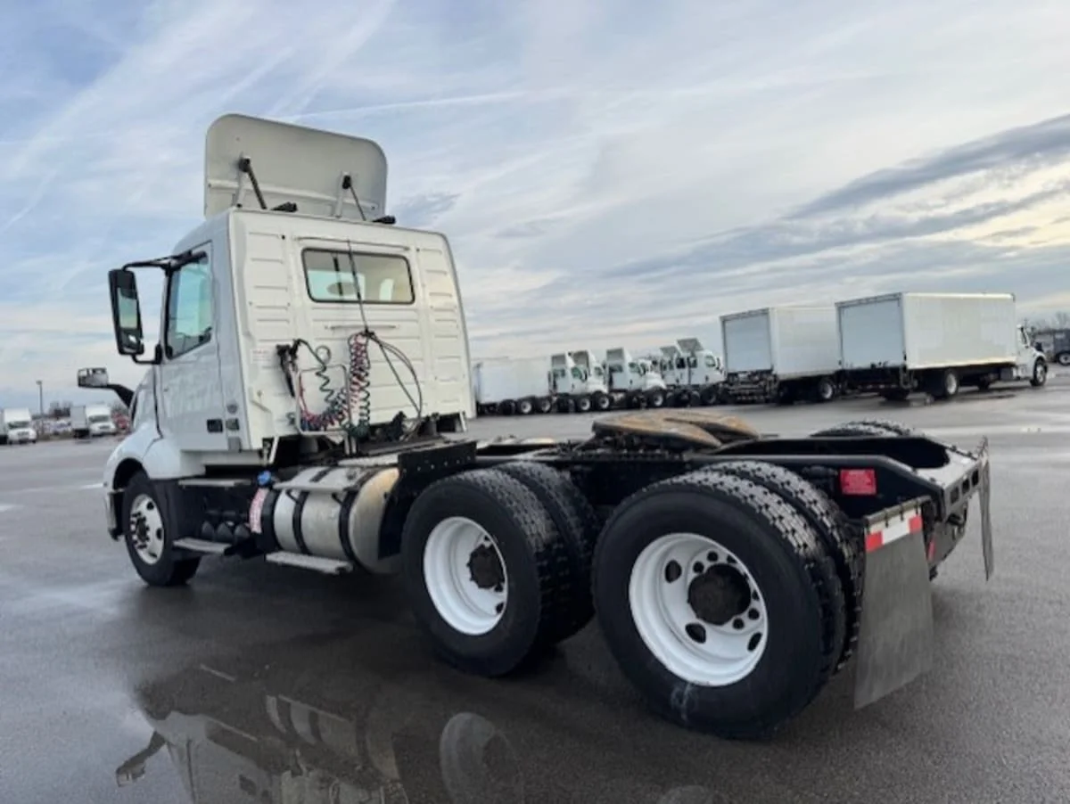 2019 Volvo VNL 860 in Clarksville, IN — photo 6