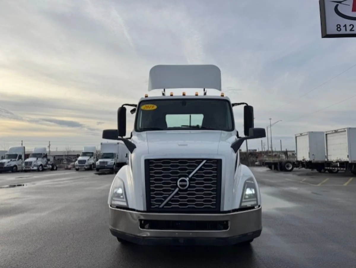 2019 Volvo VNL 860 in Clarksville, IN — photo 2