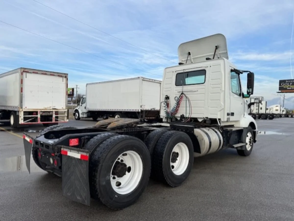 2019 Volvo VNL 860 in Clarksville, IN — photo 4