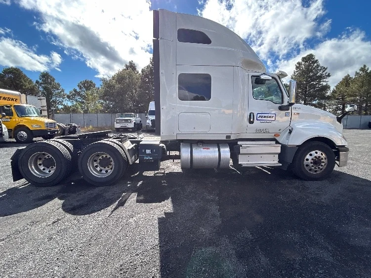 2021 International LT - image 8