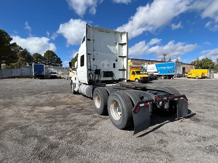 2021 International LT - image 5