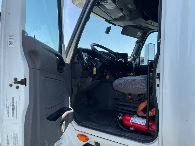 2021 International LT - image 9