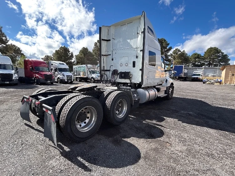 2021 International LT - image 7