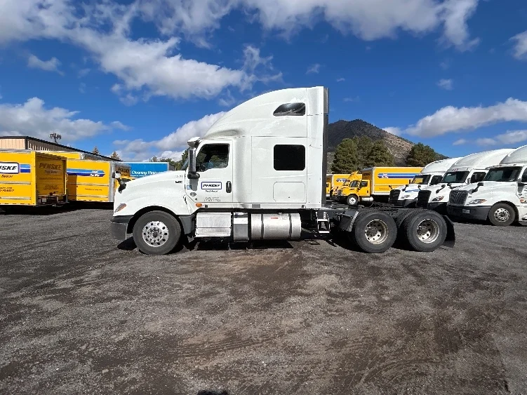 2021 International LT - image 4