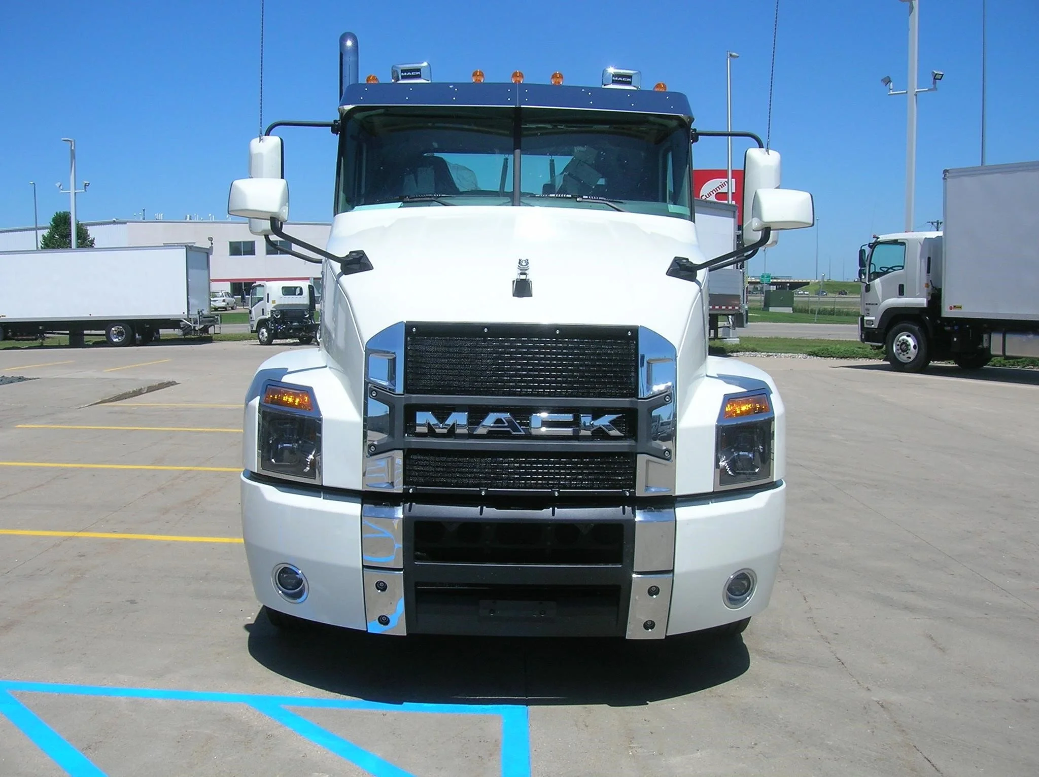 2026 Mack Anthem — photo 2