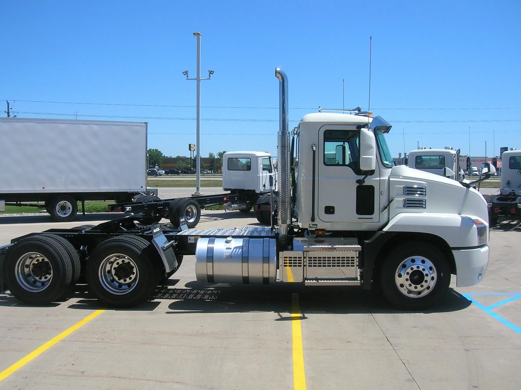 2026 Mack Anthem — photo 4