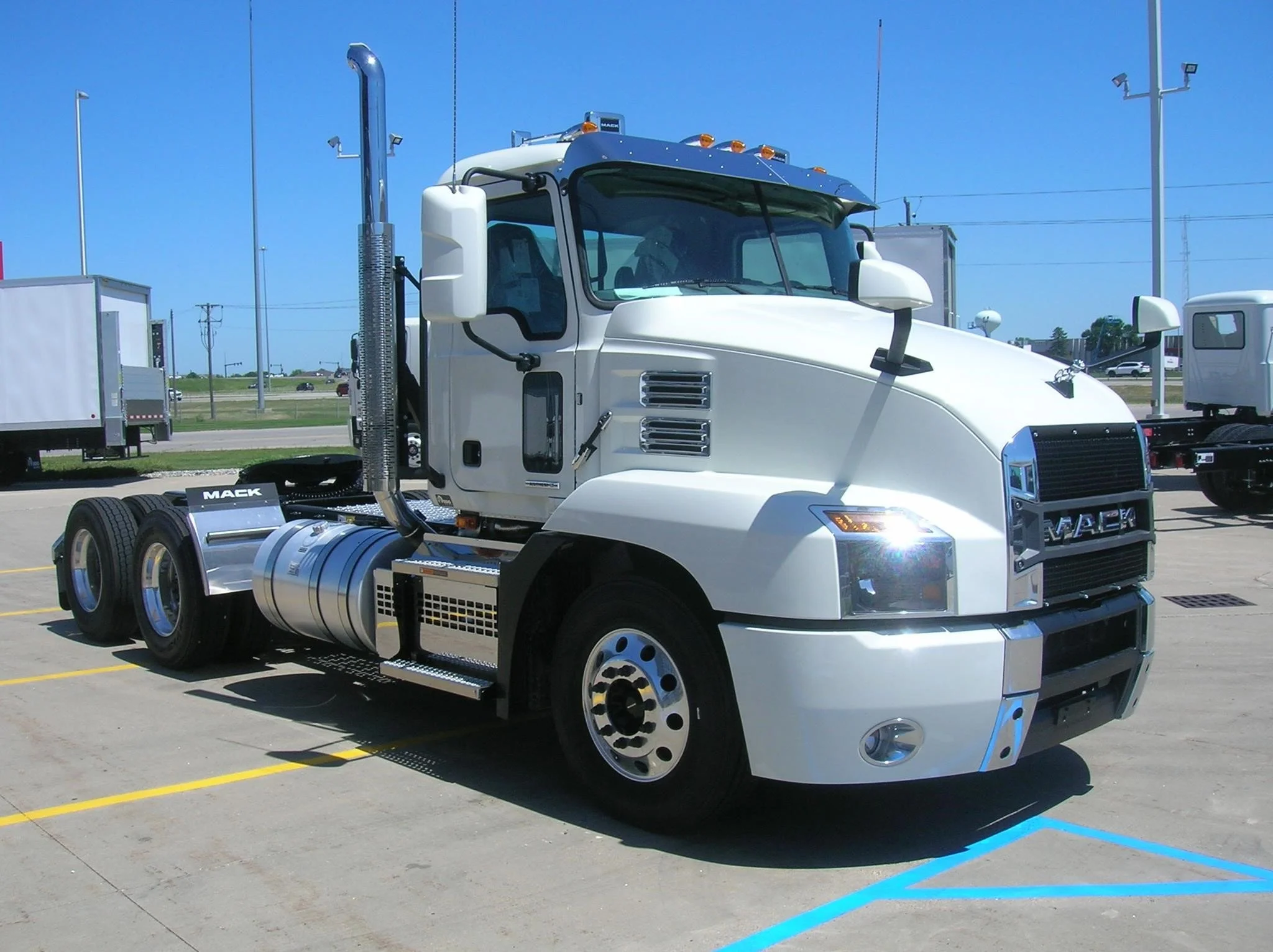 2026 Mack Anthem — photo 3
