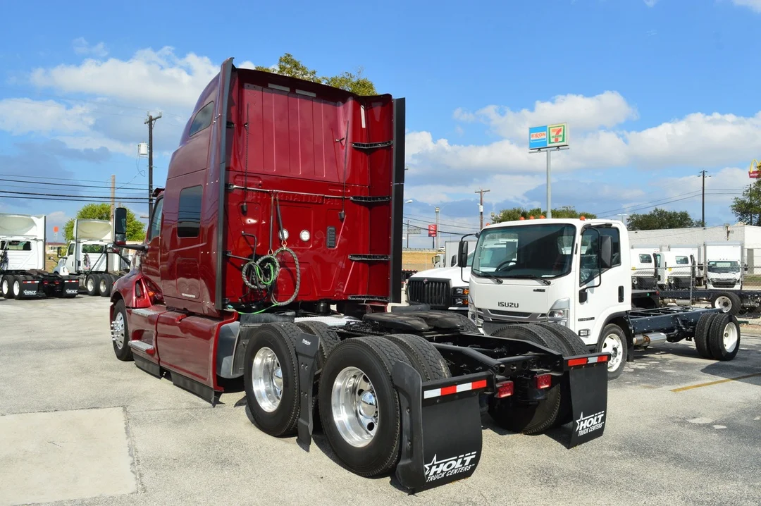 2022 International LT - image 5