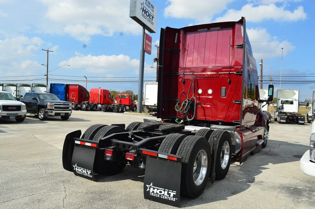 2022 International LT - image 4