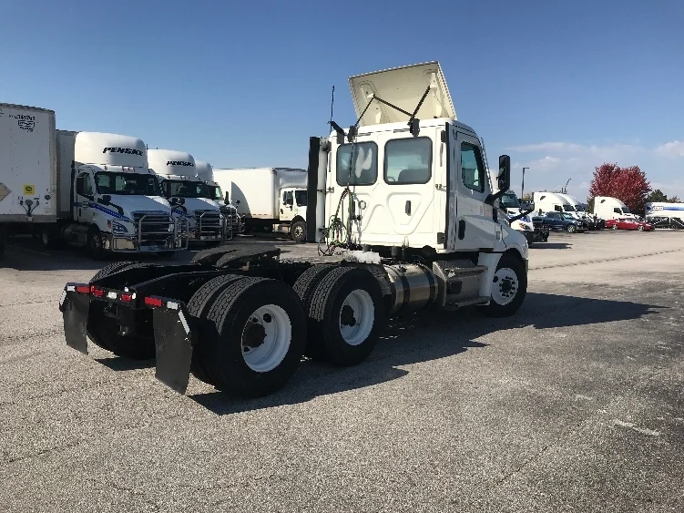 2020 Freightliner Cascadia in Louisville, KY — photo 7