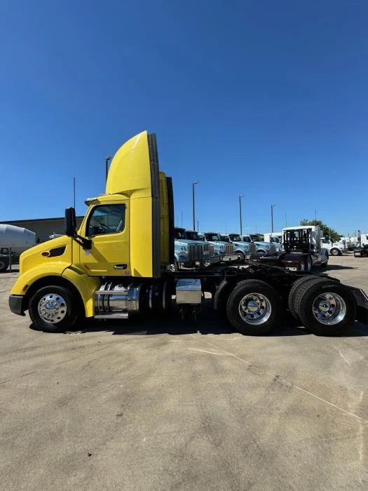 2021 Peterbilt 579 in Dallas, TX — photo 2